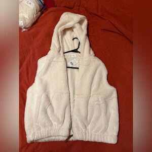 NWT Mia & Tess faux fur hooded vest
